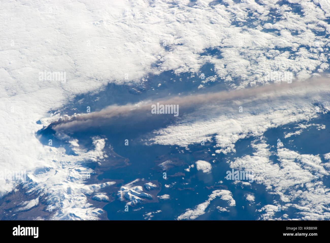 Gli astronauti a bordo della Stazione Spaziale Internazionale (ISS) fotografato questi suggestivi panorami del vulcano Pavlof il 18 maggio 2013. La prospettiva obliqua dalla ISS rivela la struttura tridimensionale del pennacchio di cenere, che è spesso oscurato dalla vista dall'alto della maggior parte di telerilevamento satelliti. Situato nelle Isole Aleutine arco a circa 625 miglia (1.000 chilometri) a sud-ovest di Anchorage, Pavlof cominciò ad eruttare il 13 maggio 2013. Il vulcano di lava idromassaggio in aria e scaricato una nube di cenere 20.000 piedi (6.000 metri) alta. Quando fotografare ISS036-E-2105 (superiore) è stato preso, la stazione spaziale è stata di circa 475 Foto Stock