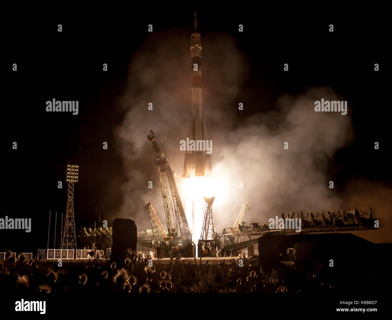 Un razzo Soyuz con spedizione 36/37 Soyuz Commander Fyodor Yurchikhin di l'agenzia Spaziale Federale Russa Roscosmos (), gli ingegneri di volo: Luca Parmitano dell'Agenzia spaziale europea, centro e Karen Nyberg della NASA, onboard, lancia dal cosmodromo di Baikonur in Kazakistan verso la stazione spaziale internazionale, mercoledì, 29 maggio 2013, il kazako tempo. Yurchikhin, Nyberg e, Parmitano, rimarrà a bordo della stazione fino a metà novembre. Photo credit: (NASA/Bill Ingalls) Expedition 36 lancio Soyuz Foto Stock