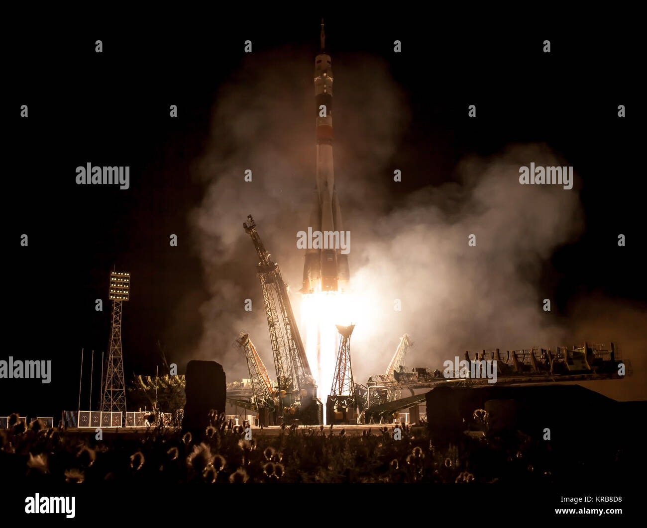 Un razzo Soyuz con spedizione 36/37 Soyuz Commander Fyodor Yurchikhin di l'agenzia Spaziale Federale Russa Roscosmos (), gli ingegneri di volo: Luca Parmitano dell'Agenzia spaziale europea, centro e Karen Nyberg della NASA, onboard, lancia dal cosmodromo di Baikonur in Kazakistan verso la stazione spaziale internazionale, mercoledì, 29 maggio 2013, il kazako tempo. Yurchikhin, Nyberg e, Parmitano, rimarrà a bordo della stazione fino a metà novembre. Photo credit: (NASA/Bill Ingalls) Soyuz TMA-09M lanci di razzi da Baikonur 2 Foto Stock