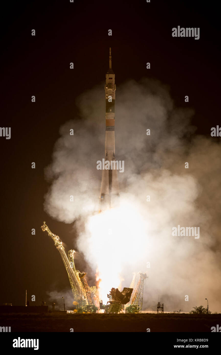 Un razzo Soyuz con spedizione 36/37 Soyuz Commander Fyodor Yurchikhin di l'agenzia Spaziale Federale Russa Roscosmos (), gli ingegneri di volo: Luca Parmitano dell'Agenzia spaziale europea, centro e Karen Nyberg della NASA, onboard, lancia dal cosmodromo di Baikonur in Kazakistan verso la stazione spaziale internazionale, mercoledì 29 maggio, 2013. Yurchikhin, Nyberg e, Parmitano, rimarrà a bordo della stazione fino a metà novembre. Photo credit: (NASA/Bill Ingalls) Soyuz TMA-09M lanci di razzi da Baikonur 1 Foto Stock