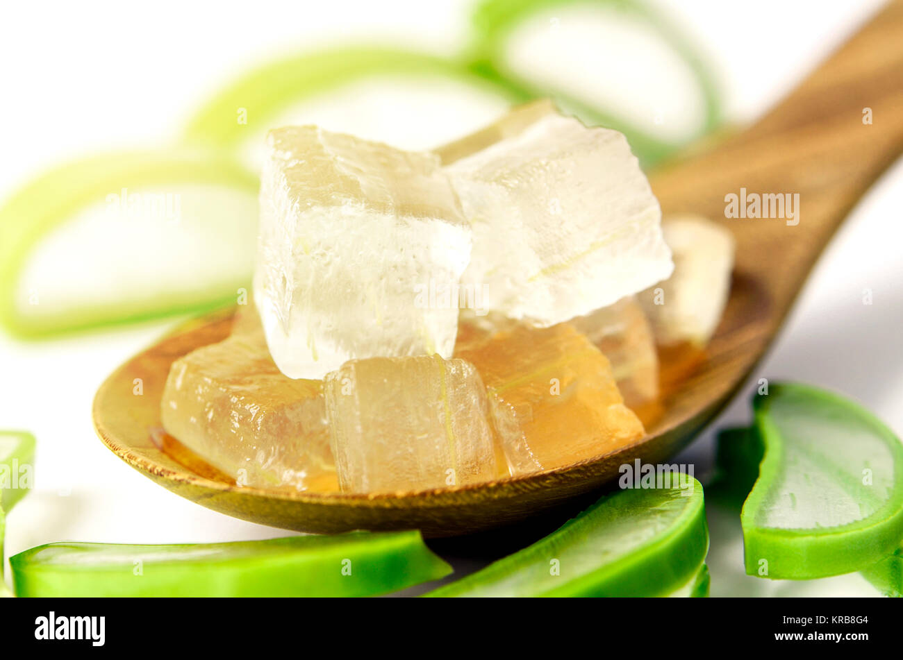 Aloe vera gel in cucchiaio di legno con Aloe Vera foglie su sfondo bianco. Aloe vera gel utilizzare quasi in cibo, medicina e industria di bellezza. Foto Stock