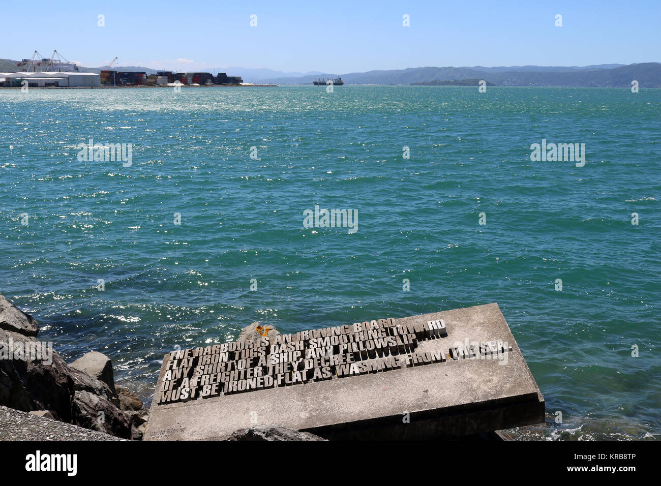Estratto da Denis Glover epico "Porto di Wellington è un servizio lavanderia' su una lastra di pietra sul Wellington scrittori a piedi sul lungomare di Wellington, Nuova Zelanda Foto Stock
