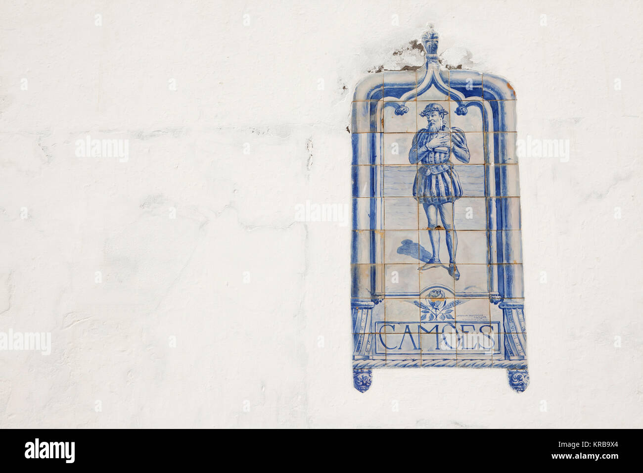 Raffigurazione del portoghese poeta nazionale Luís de Camões in azulejos a Marinha Grande, Portogallo. Camões fu autore di Os Lusíadas (l'Lusiads). Foto Stock