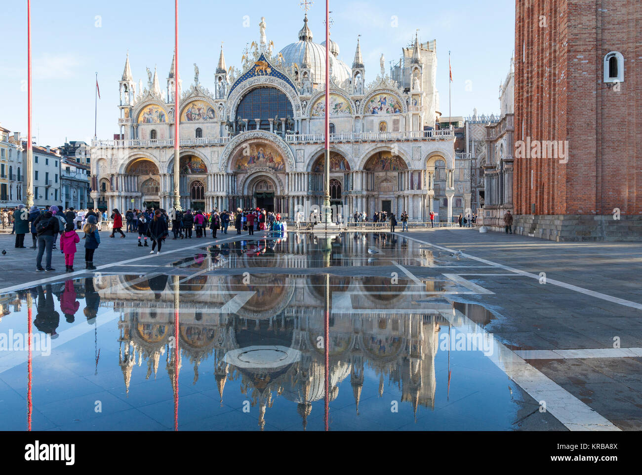 Basilica di San Marco si riflette in Acqua Alta o inondazioni causate da condizioni di estrema alta marea dalla laguna, in Piazza San Marco, Venezia, Italia Foto Stock