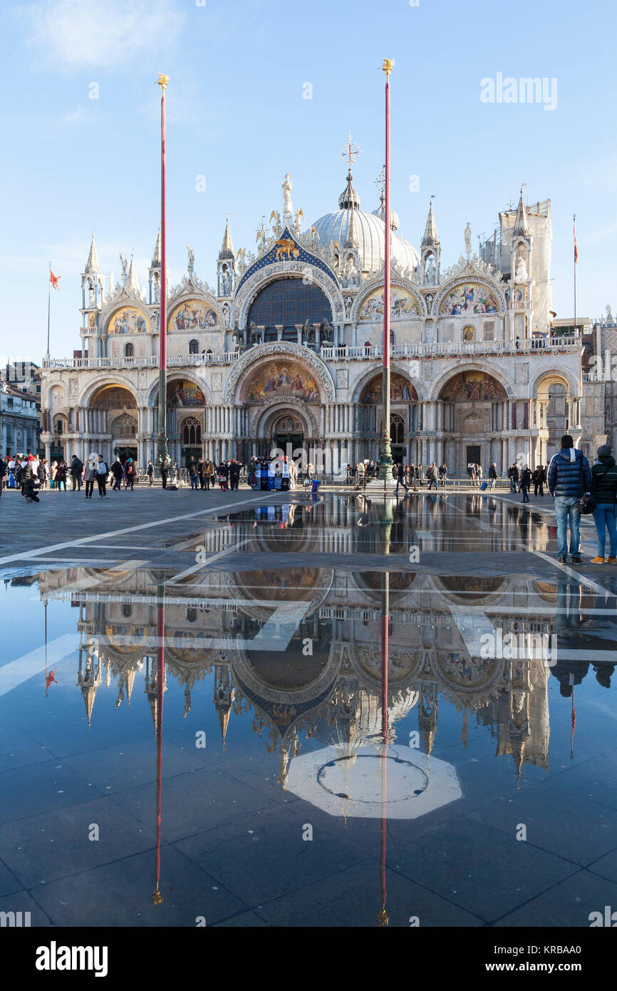 Basilica di San Marco e Basilica di San Marco, riflessa nell'acqua alta in Piazza San Marco, Venezia, Italia durante le inondazioni causate dalla estrema alta marea Foto Stock