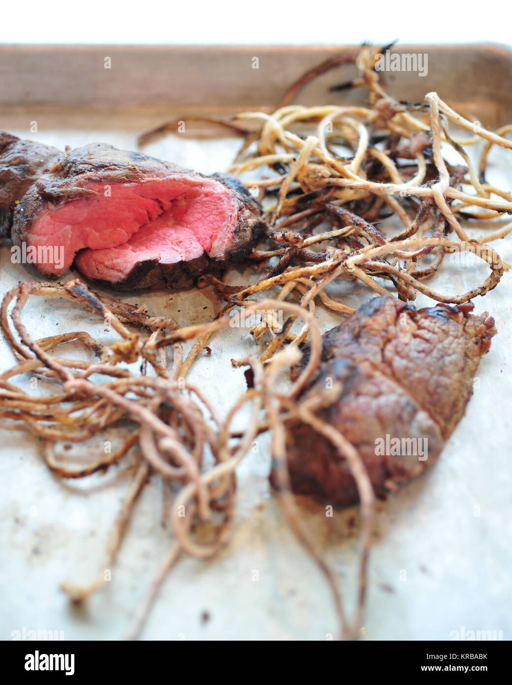 Lonza di manzo con stringa su un vassoio da forno Foto Stock