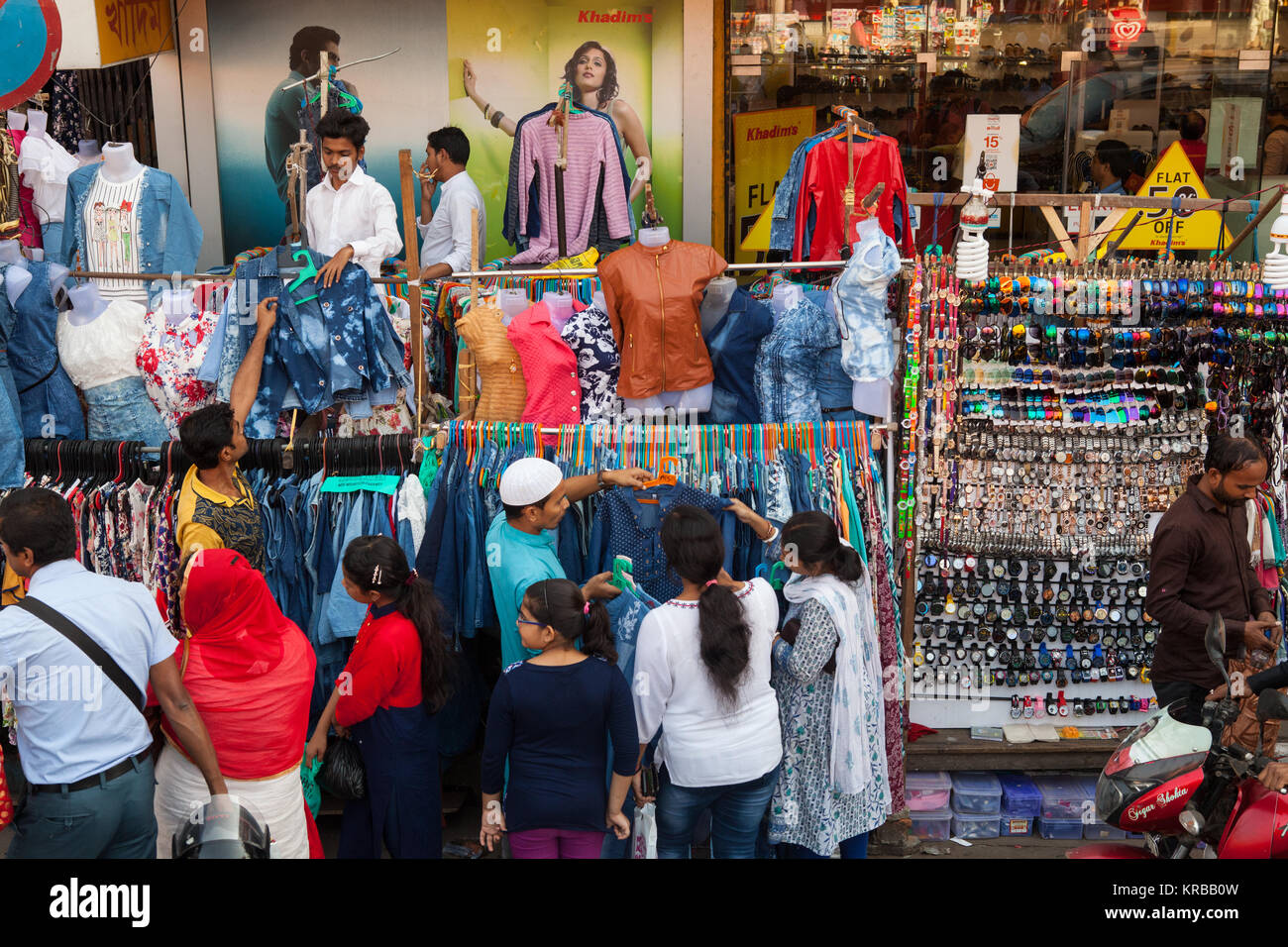 Negozi e bancarelle del mercato nel Nuovo Mercato, Calcutta, India Foto Stock