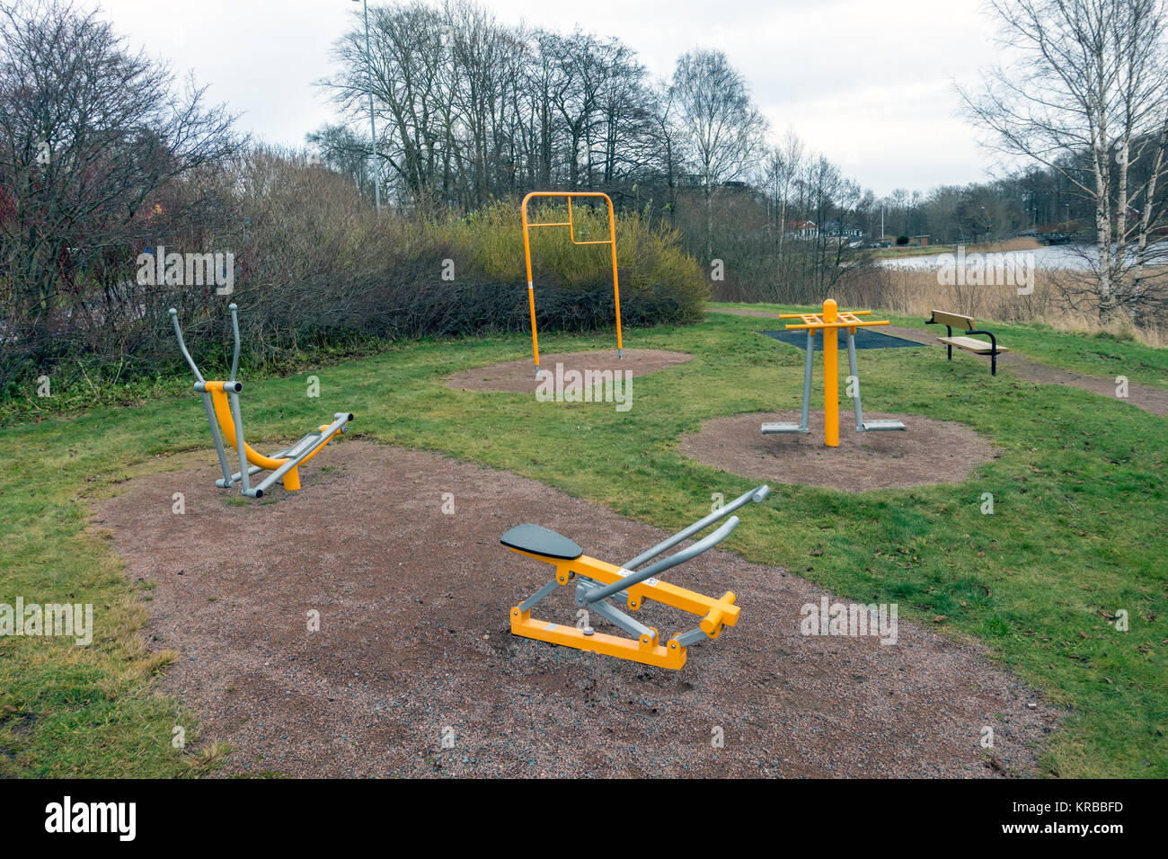 Molndal, Svezia - 24 Novembre 2017: palestra all'aperto in un piccolo parco Foto Stock