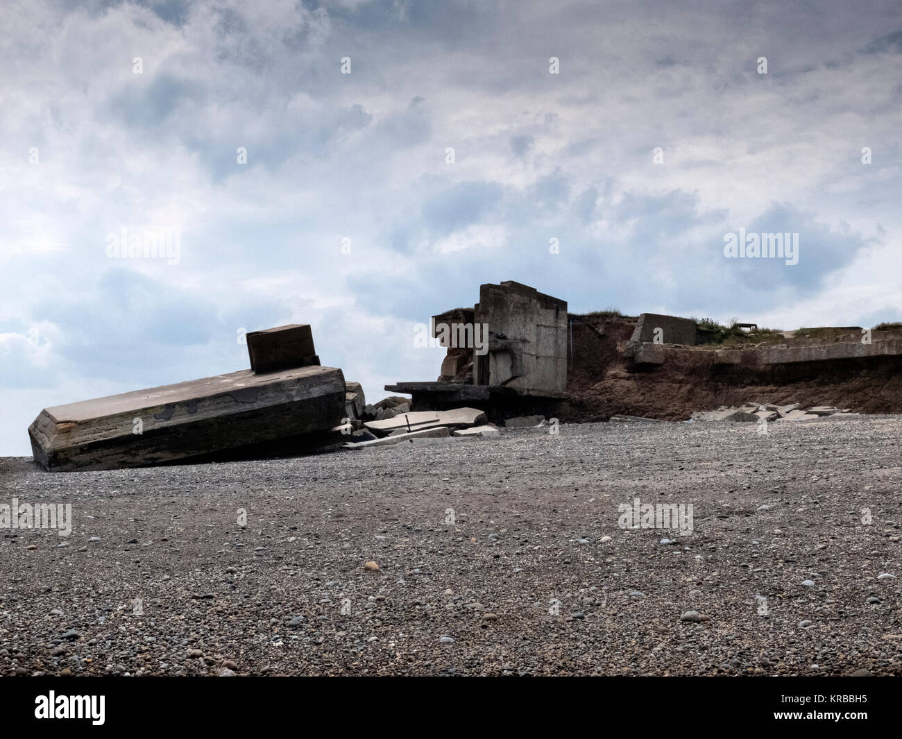 Humberside, WW2 piazzole per cannoni e difesa militare, negligente e rotto dal Mare del Nord le tempeste invernali. La prova della potenza del mare. Foto Stock