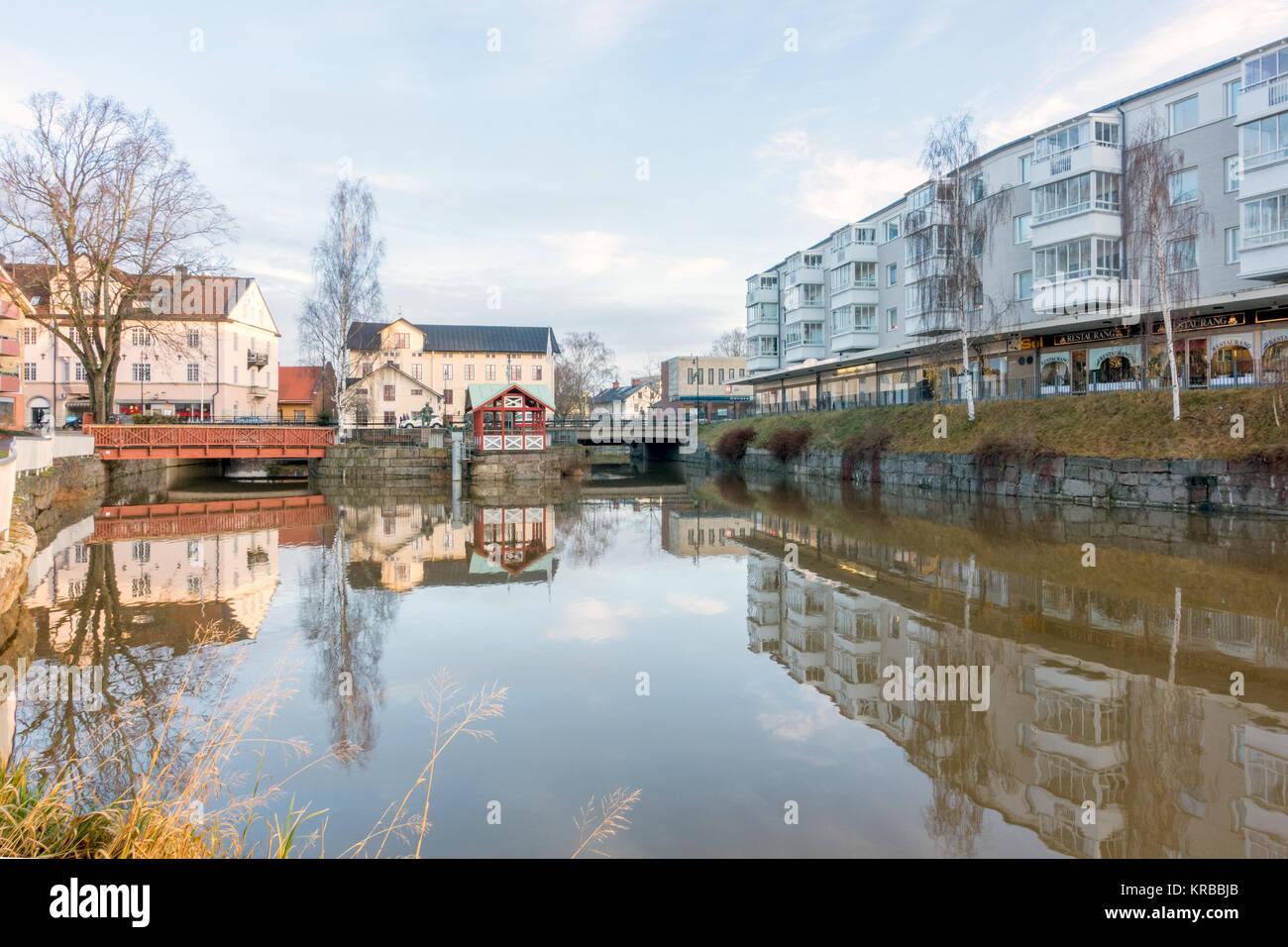 Mjolby, Svezia- Novembre 30th, 2017: Mjolby centro città dal fiume svartan kalled Foto Stock