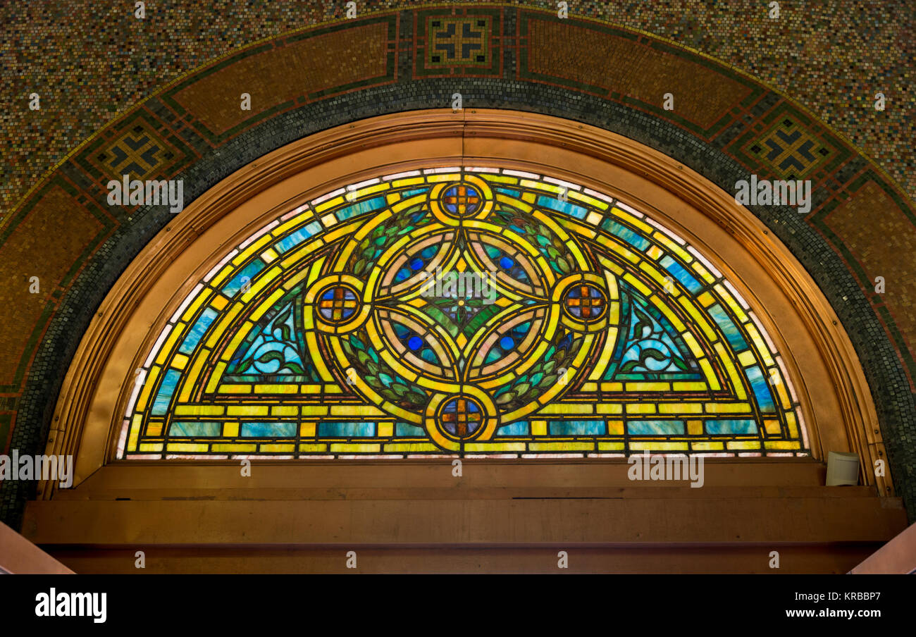 Macchia di finestra di vetro sullo specchio di poppa in luce lo storico 1908 Lakewood Memorial Chapel di Minneapolis, Minnesota, la cappella fu progettata dall architetto Harry Foto Stock