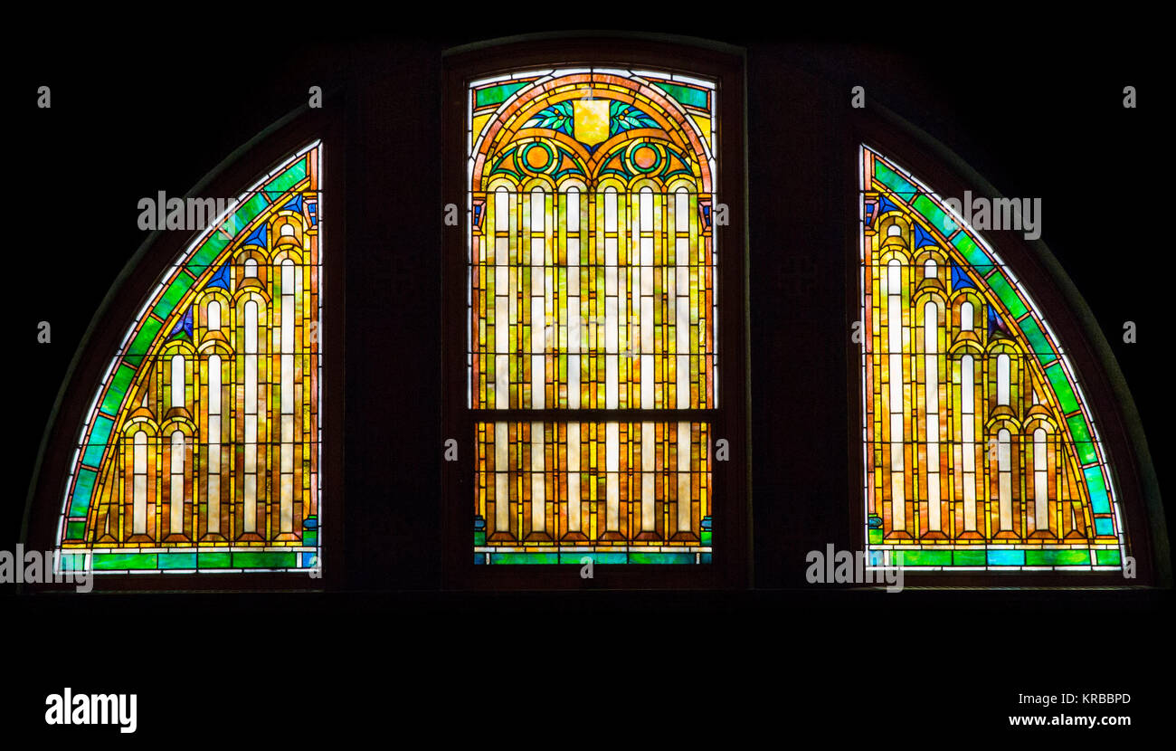 Le finestre di vetro macchiate nella storica 1908 Lakewood Memorial Chapel di Minneapolis, Minnesota, la cappella fu progettata dall architetto Harry Wild Jones. Foto Stock