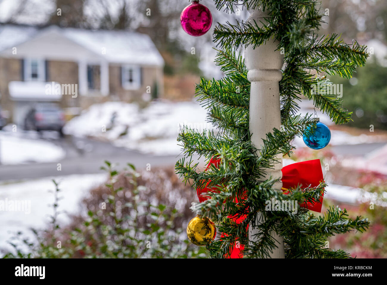 Rad il filtro bow tie, Natale ornamenti e decorazioni evergreen appendere sulla colonna di legno. Tradizionale celebrazione, vacanze inverno stagione e Natale conce Foto Stock