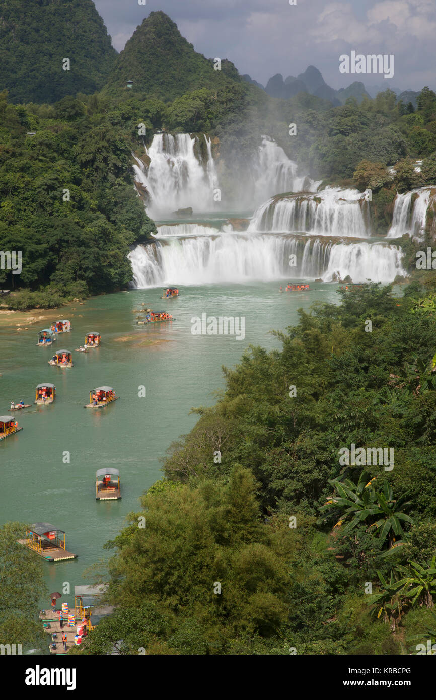 Le imbarcazioni turistiche visualizzazione Detian cascate in Cina, noto anche come divieto Gioc in Vietnam è la quarta più grande cascate transnazionali nel mondo. Locat Foto Stock
