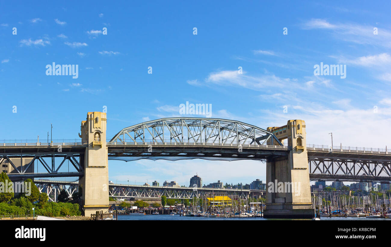 Ponte Burrard al mattino in Vancouver, British Columbia, Canada. Acciaio ponte di travatura reticolare su False Creek con imponenti torri in calcestruzzo. Foto Stock