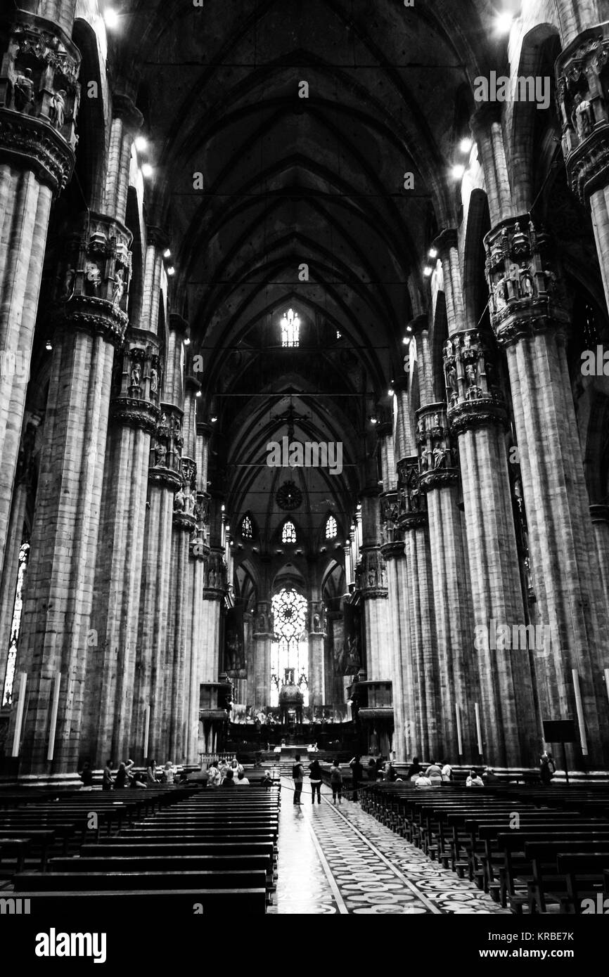 Vista interna della navata centrale di Milano in Duomo (Italia), con persone in essa Foto Stock