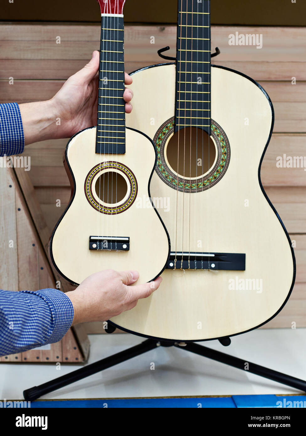 Ordinario di chitarra e ukulele in negozio Foto Stock
