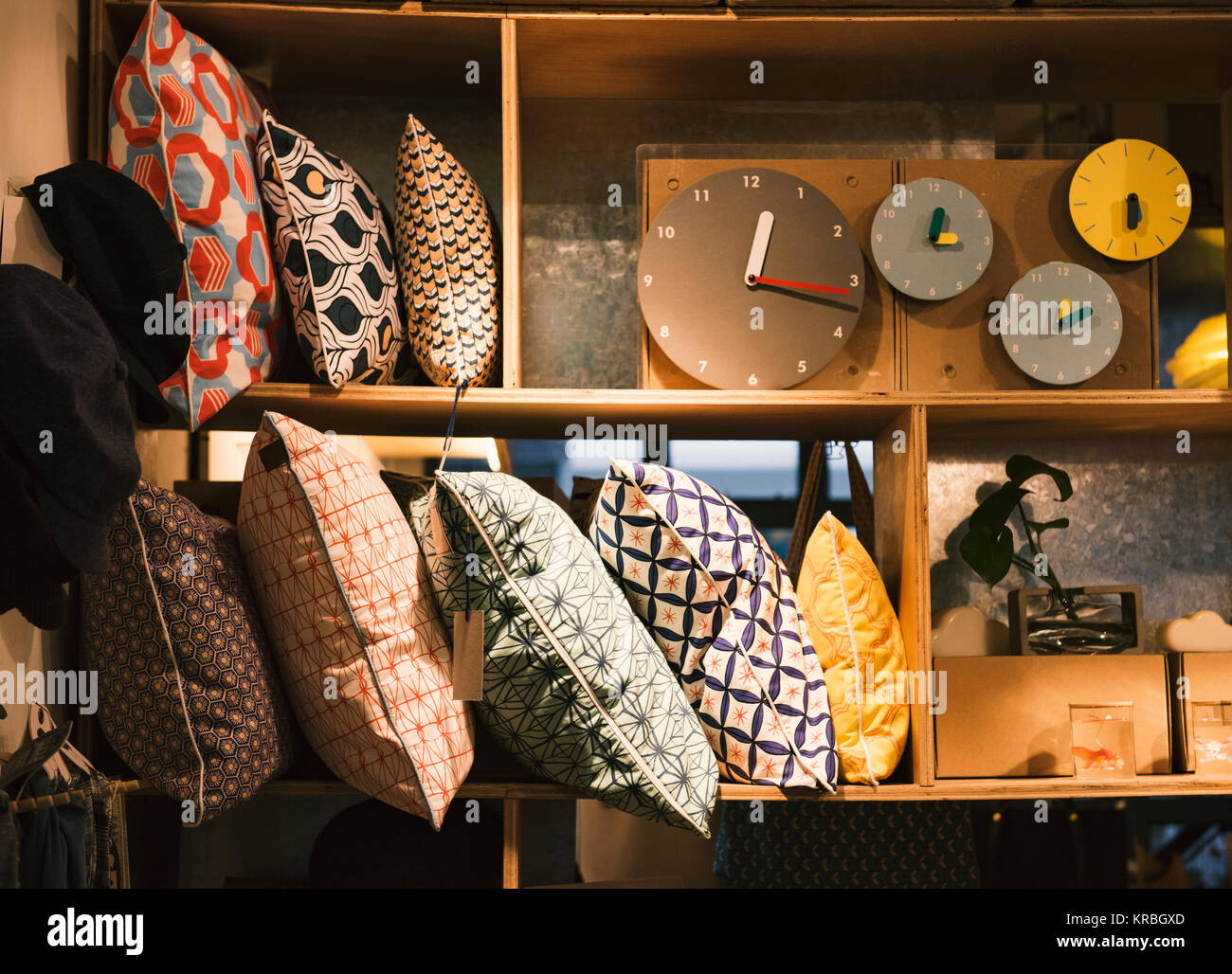 Cuscini e orologi fatti a mano in un elegante negozio Foto Stock