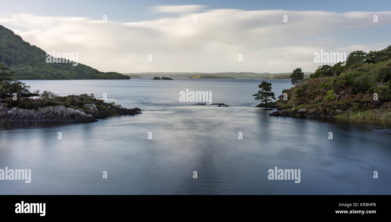 La riunione delle acque del lago di Muckross e Lough Leane in Irlanda il Parco Nazionale di Killarney. Foto Stock