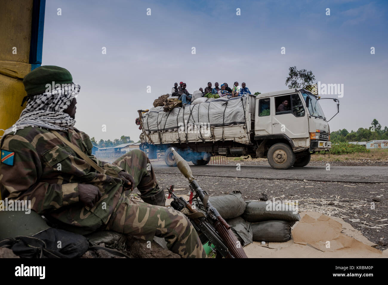 Un punto di controllo in prossimità della parte orientale della Repubblica Democratica del Congo città di Goma durante il conflitto contro il Ruanda e sostenuto M23 milizia Foto Stock