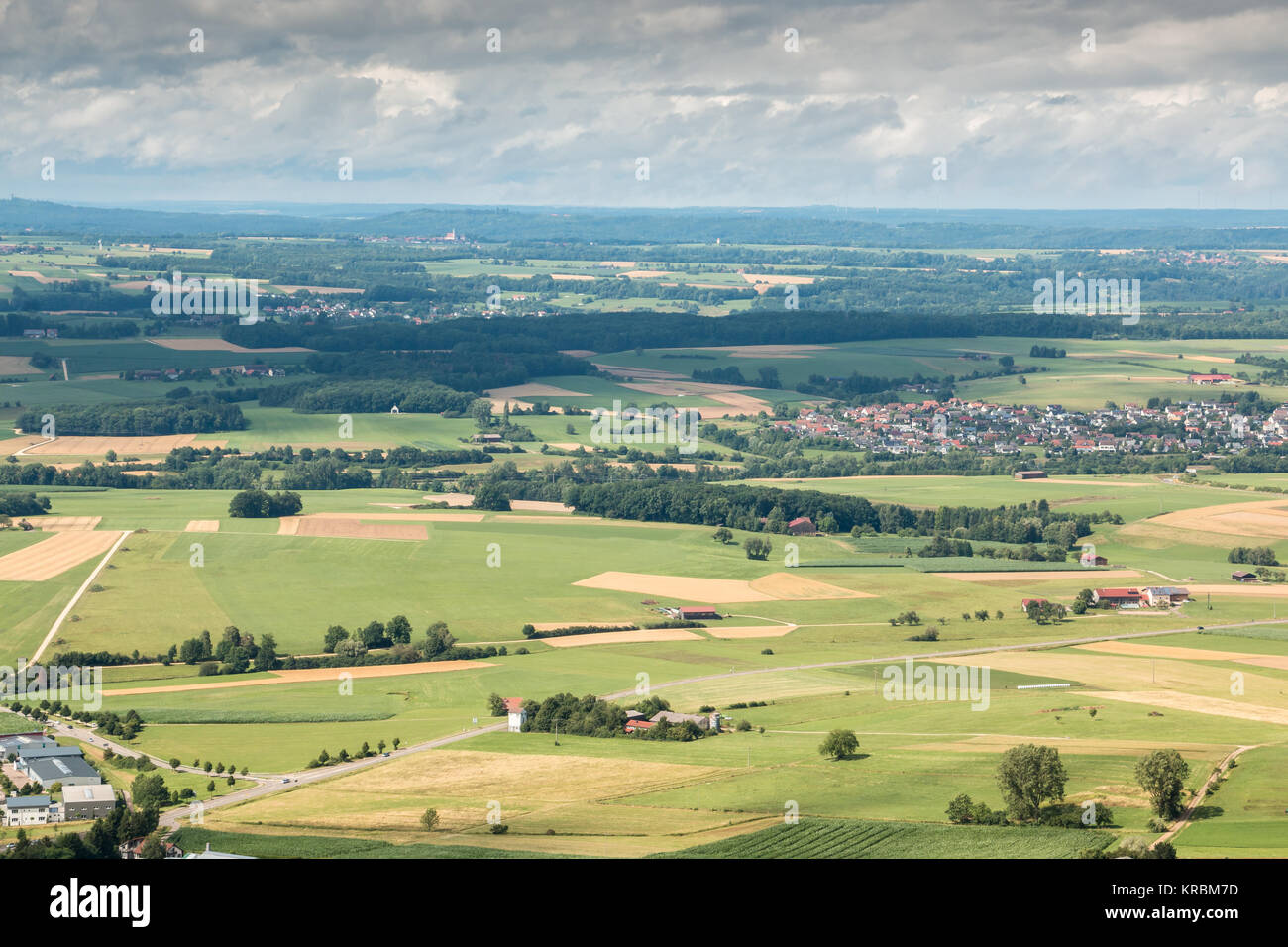 Vista panoramica del tedesco campi, prati, foreste e villaggi Foto Stock