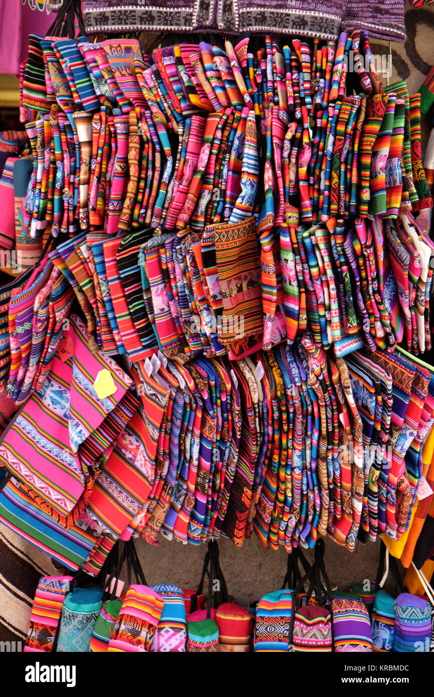 Tessile colorato a le streghe" mercato a La Paz, in Bolivia Foto Stock