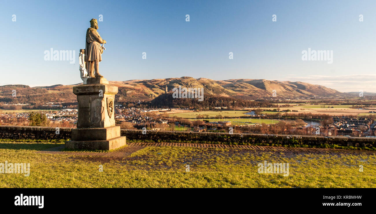 Stirling, Scozia, Regno Unito - 22 Gennaio 2012: mattina sole illumina la statua di Robert the Bruce guarda le Ochil Hills e la valle del RI Foto Stock