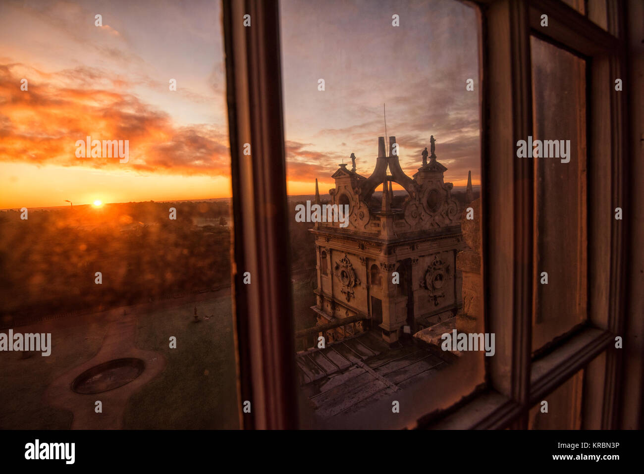 Sunrise attraverso le finestre della prospettiva camera presso la sommità della Wollaton Hall di Nottingham, Nottinghamshire REGNO UNITO Inghilterra Foto Stock