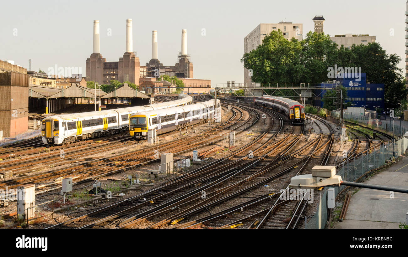 London, England, Regno Unito - 9 Luglio 2013: sud e sudest Electric Multiple Unit " commuter " treni passeggeri approccio London Victoria Station, wit Foto Stock