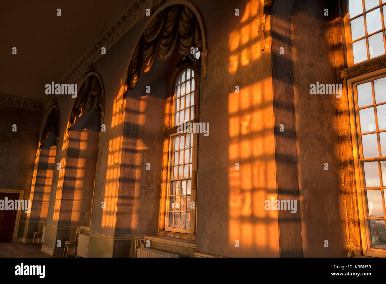 Inverno mattina la luce attraverso le grandi finestre della prospettiva camera presso la sommità della Wollaton Hall di Nottingham, Nottinghamshire REGNO UNITO Inghilterra Foto Stock