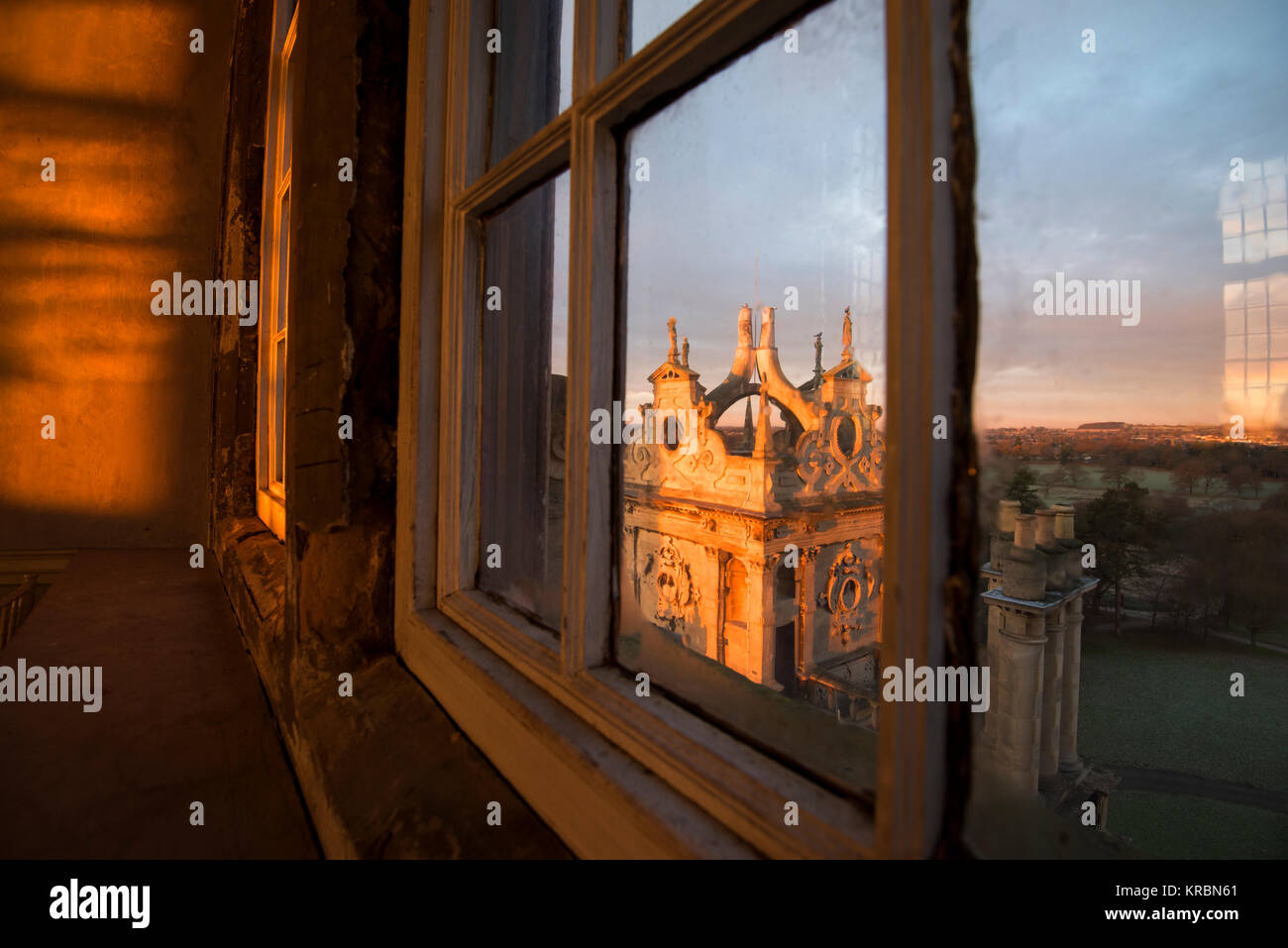 Inverno mattina la luce attraverso le grandi finestre della prospettiva camera presso la sommità della Wollaton Hall di Nottingham, Nottinghamshire REGNO UNITO Inghilterra Foto Stock