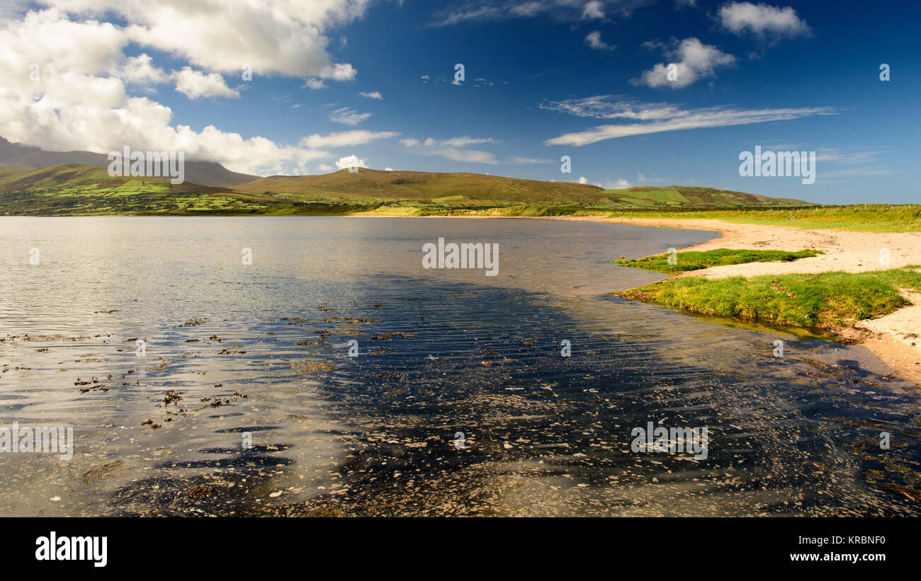 Le rive sabbiose dell'Estuario Cloghane accanto a Brandon Bay nella penisola di Dingle in Irlanda occidentale della contea di Kerry. Foto Stock
