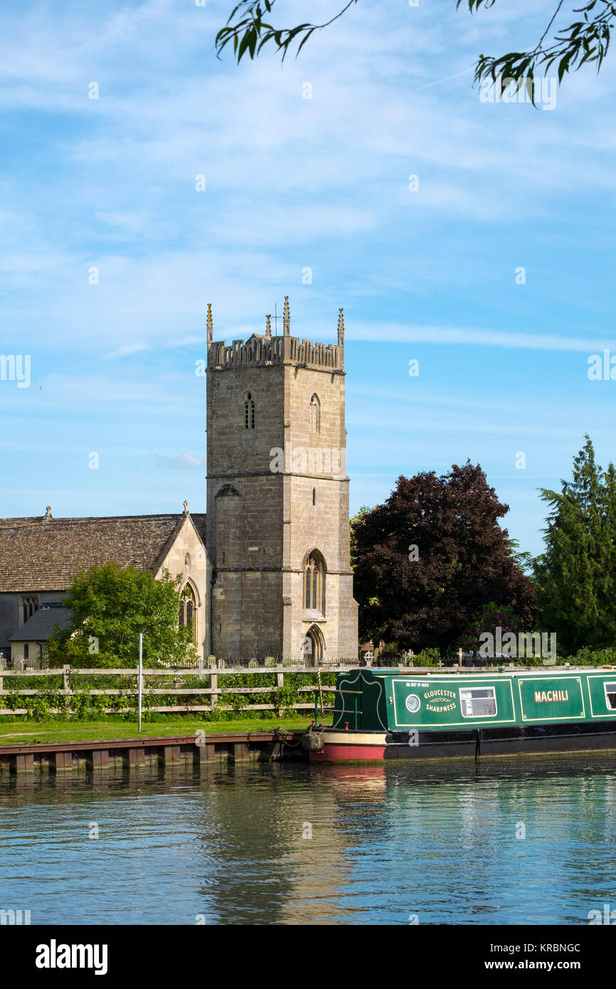 Sole primaverile su battelli a ormeggi pacifica vicino a St Marys Chiesa su Gloucester & Nitidezza Canal a Frampton on severn, Gloucestershire, Regno Unito Foto Stock