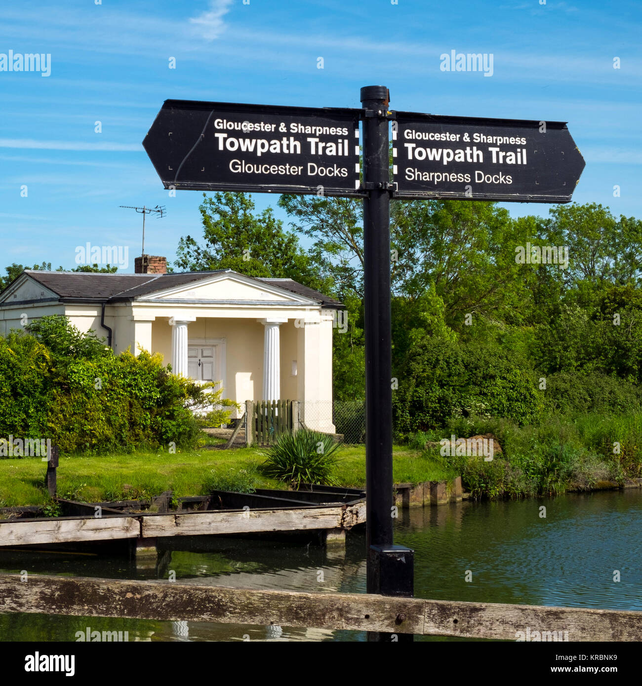 Sign posti per l'Alzaia Trail a ponte Splatt e custodi di ponte cottage su Gloucester & Nitidezza Canal a Frampton on severn, Gloucestershire, Regno Unito Foto Stock