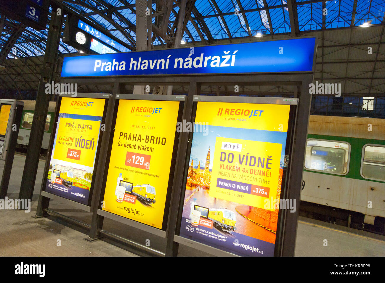 Agenzia dello studente - RegioJet - Hlavni nadrazi Wilsonovo, Wilsonova ulice, Nove Mesto, Praha, Ceska Republika / Wilson Principale stazione ferroviaria di Praga, Repubblica Ceca Foto Stock