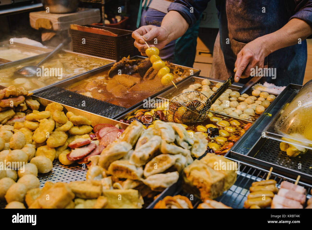 Asian street food in Hong Kong downtown. Foto Stock