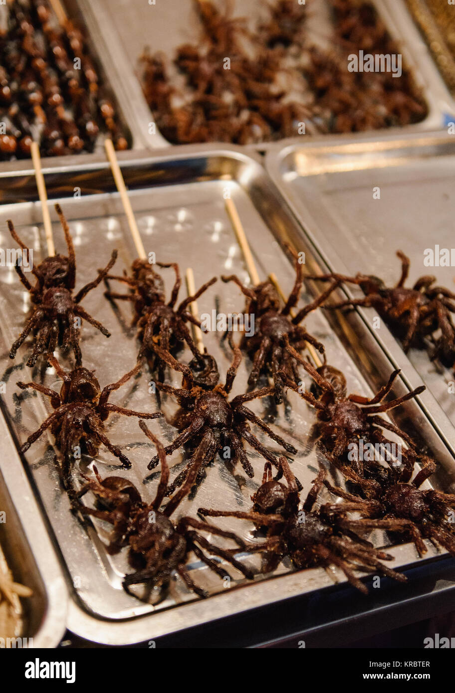 Insetti e ragni in un cibo cinese sul mercato Foto stock - Alamy
