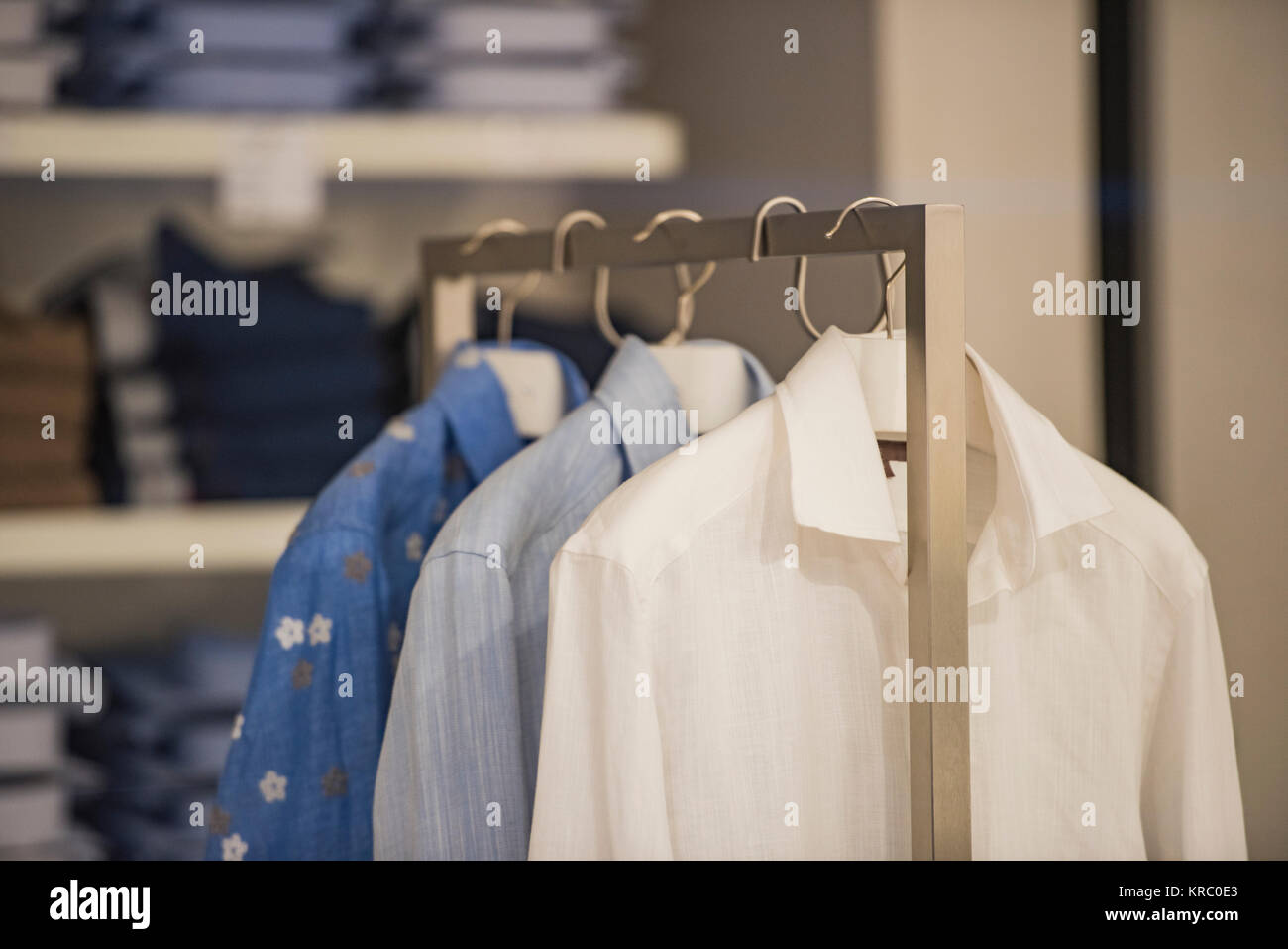 Donne eleganti vestiti in un negozio di lusso in Parigi. Foto Stock