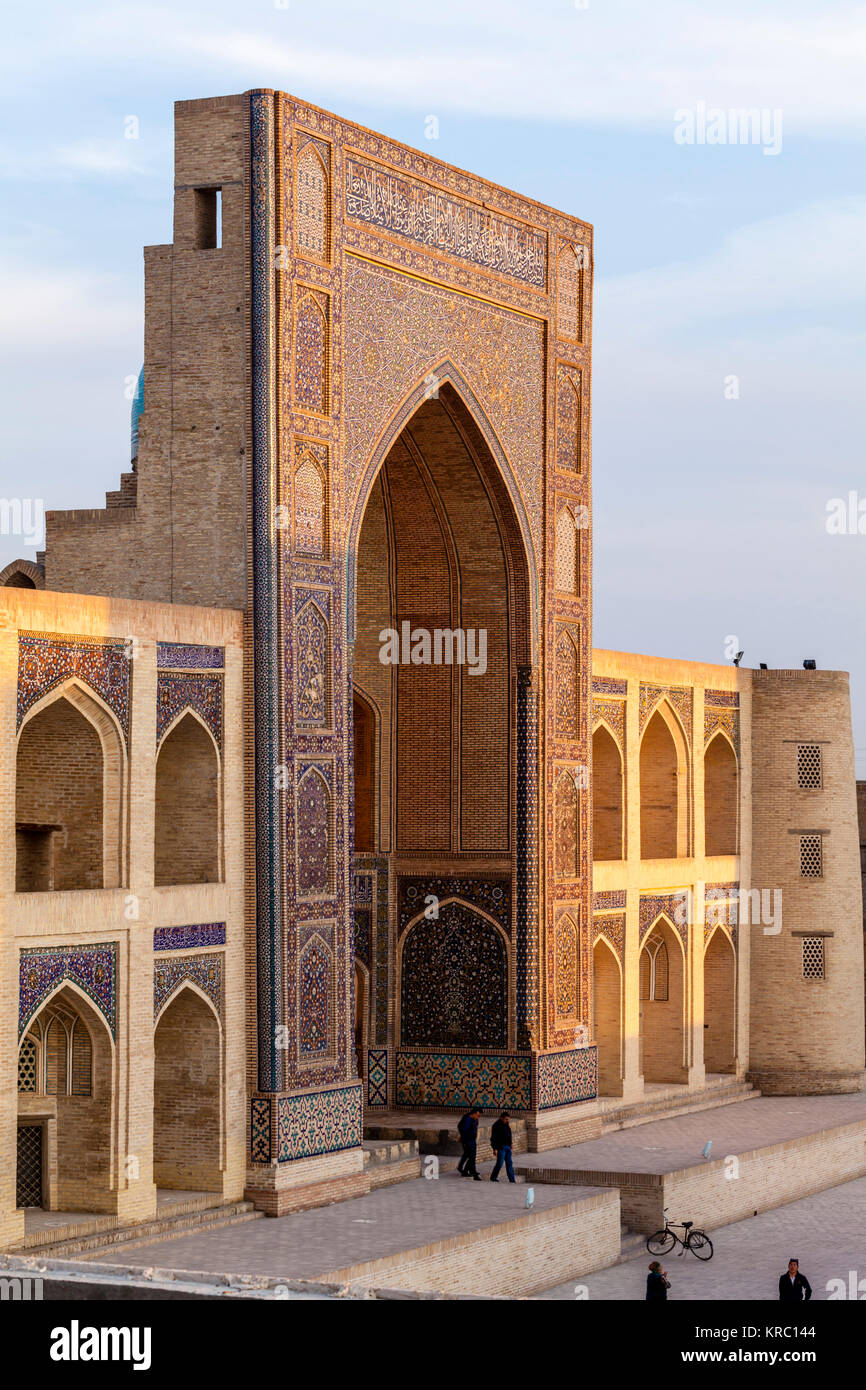 L ingresso del Mir-i-Arab Madrassa, Bukhara, Uzbekistan Foto Stock