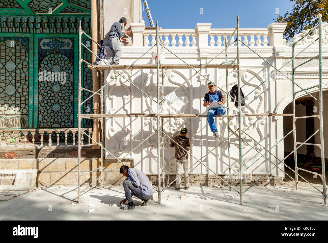Locali di uomini al lavoro in corrispondenza dell'emiro del Palazzo Estivo, Bukhara, Uzbekistan Foto Stock