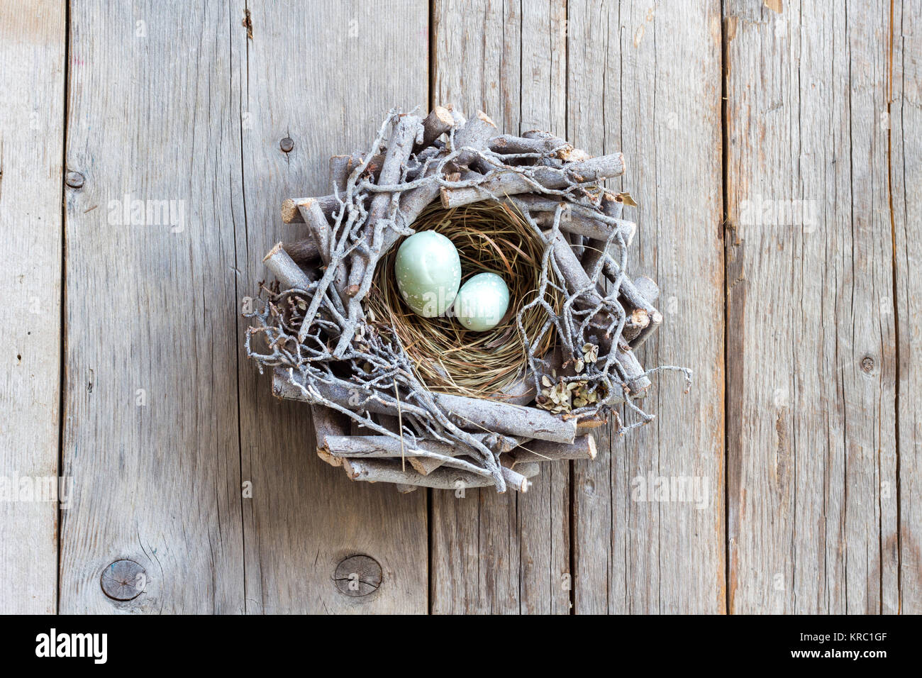 Uova di Pasqua nel nido in legno Foto Stock