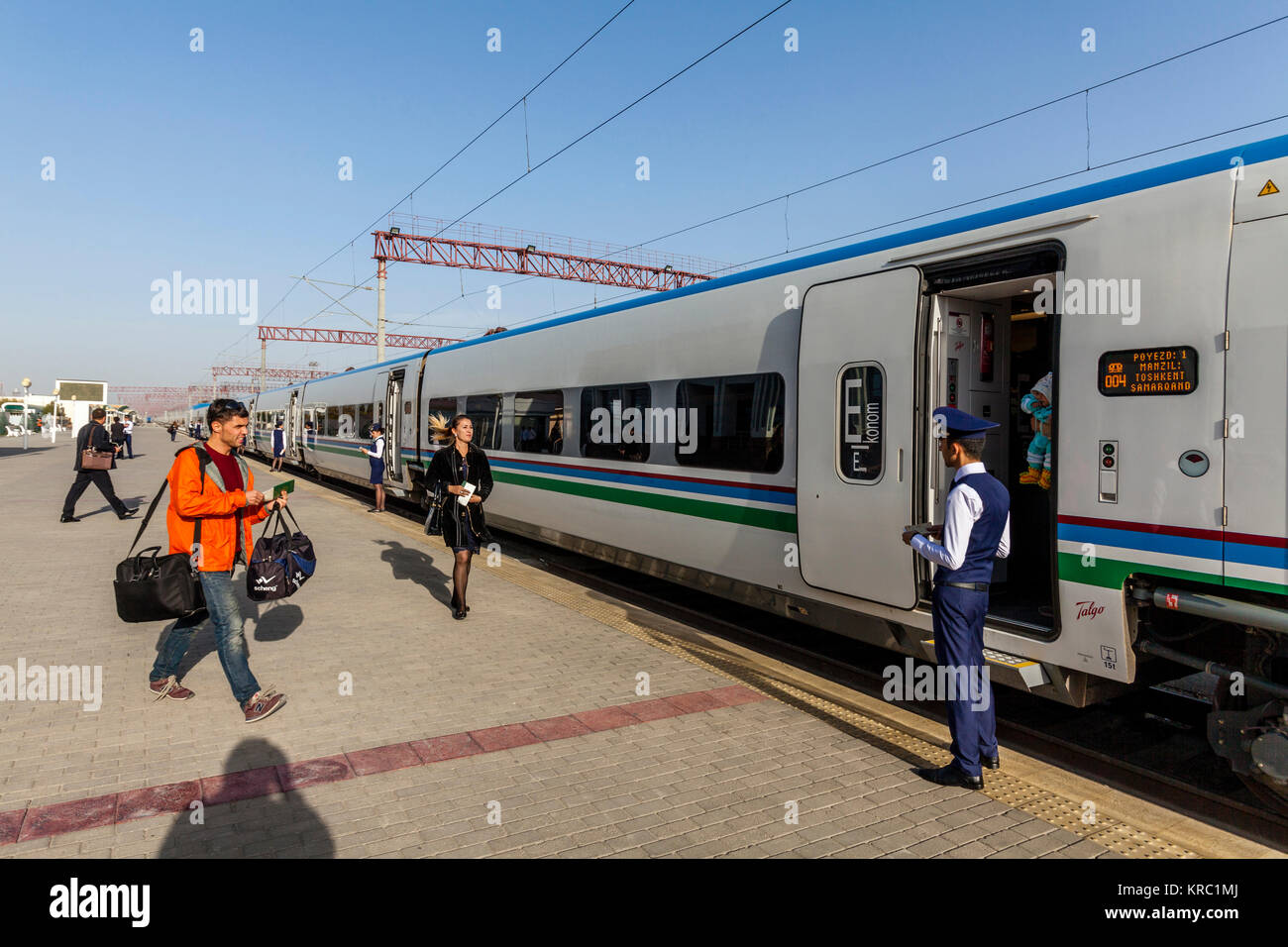 Il Afrosiyob Treno ad alta velocità in attesa presso la stazione ferroviaria, Bukhara, Uzbekistan Foto Stock
