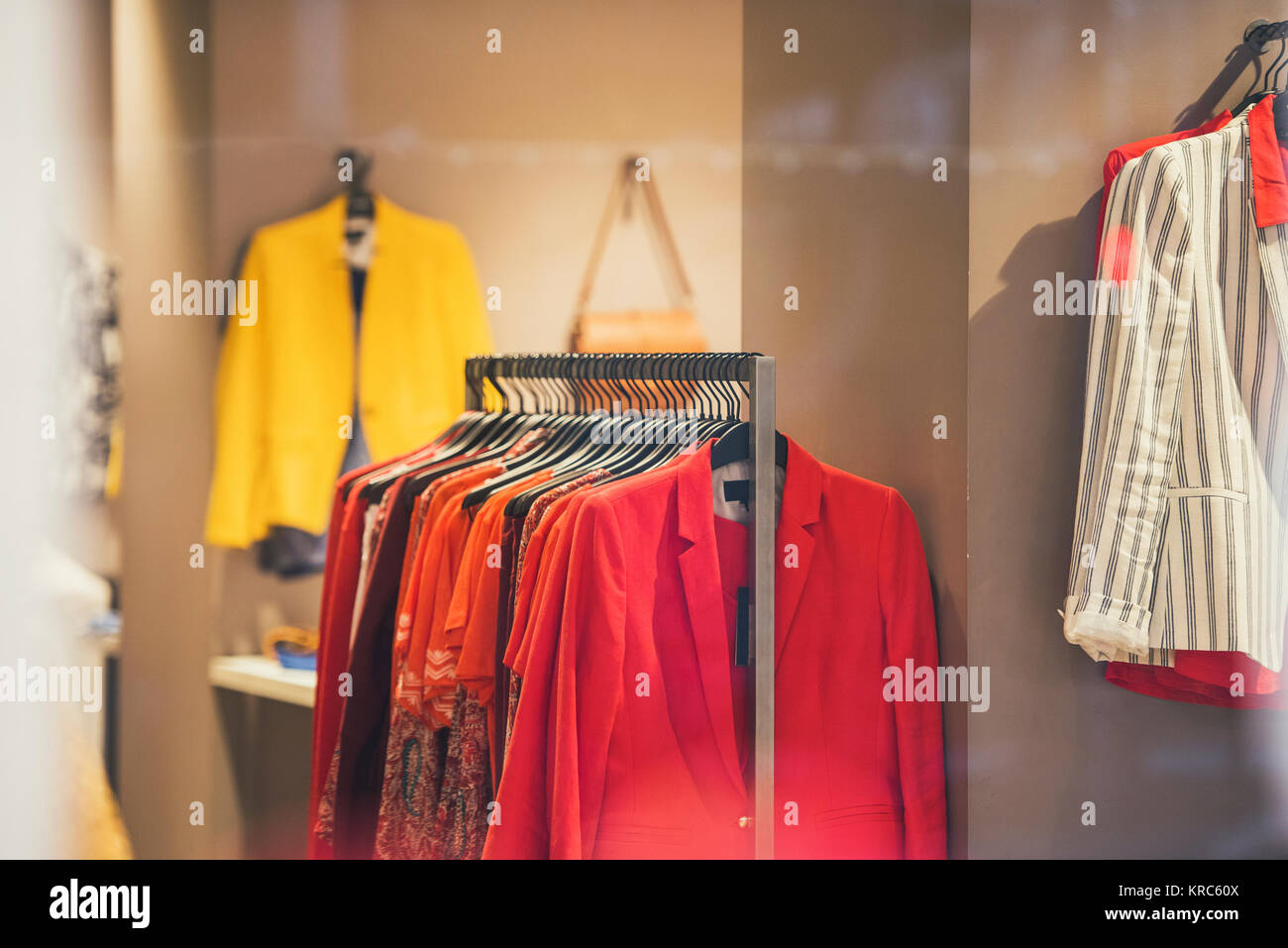 Donna eleganti vestiti in un negozio a Parigi Foto Stock