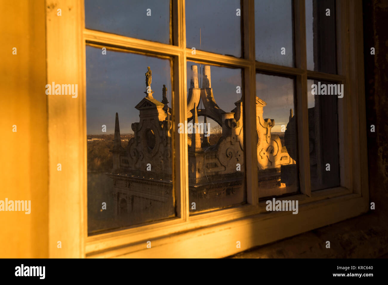 Inverno mattina la luce attraverso le grandi finestre della prospettiva camera presso la sommità della Wollaton Hall di Nottingham, Nottinghamshire REGNO UNITO Inghilterra Foto Stock