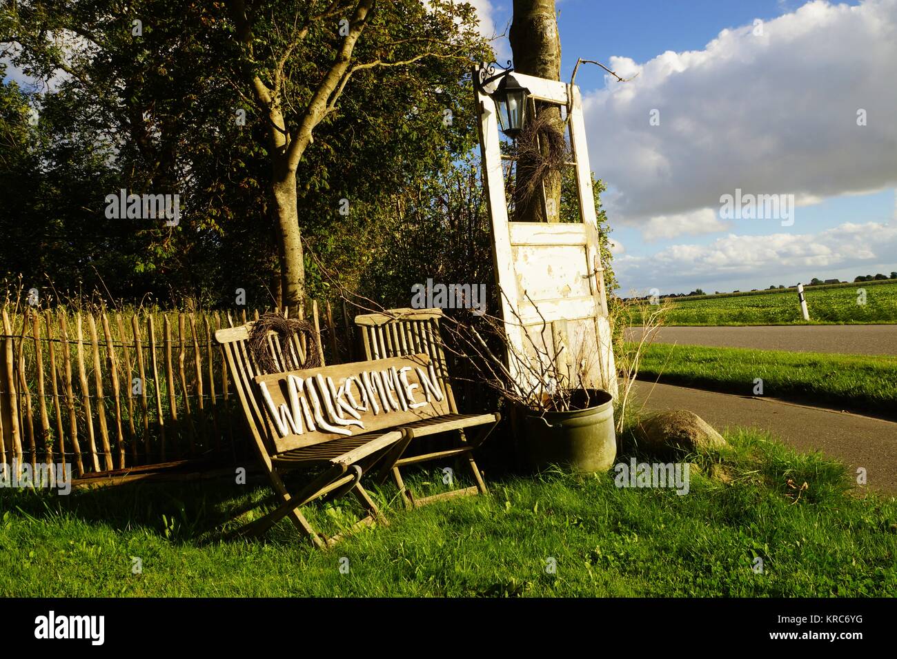 Vecchie porte in legno nella parte anteriore di una casa colonica Foto Stock