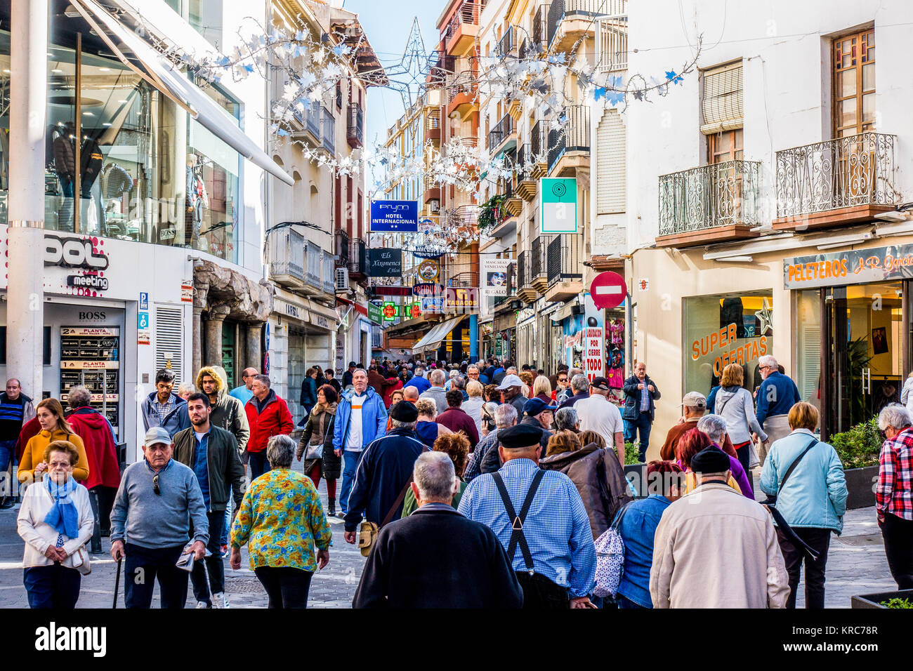 La gente camminare sulla strada dello shopping a Benidorm, Alicante, Spagna  Foto stock - Alamy