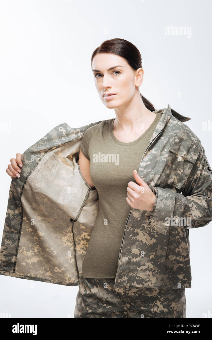 Bella giovane donna medicazione uniforme militare Foto Stock