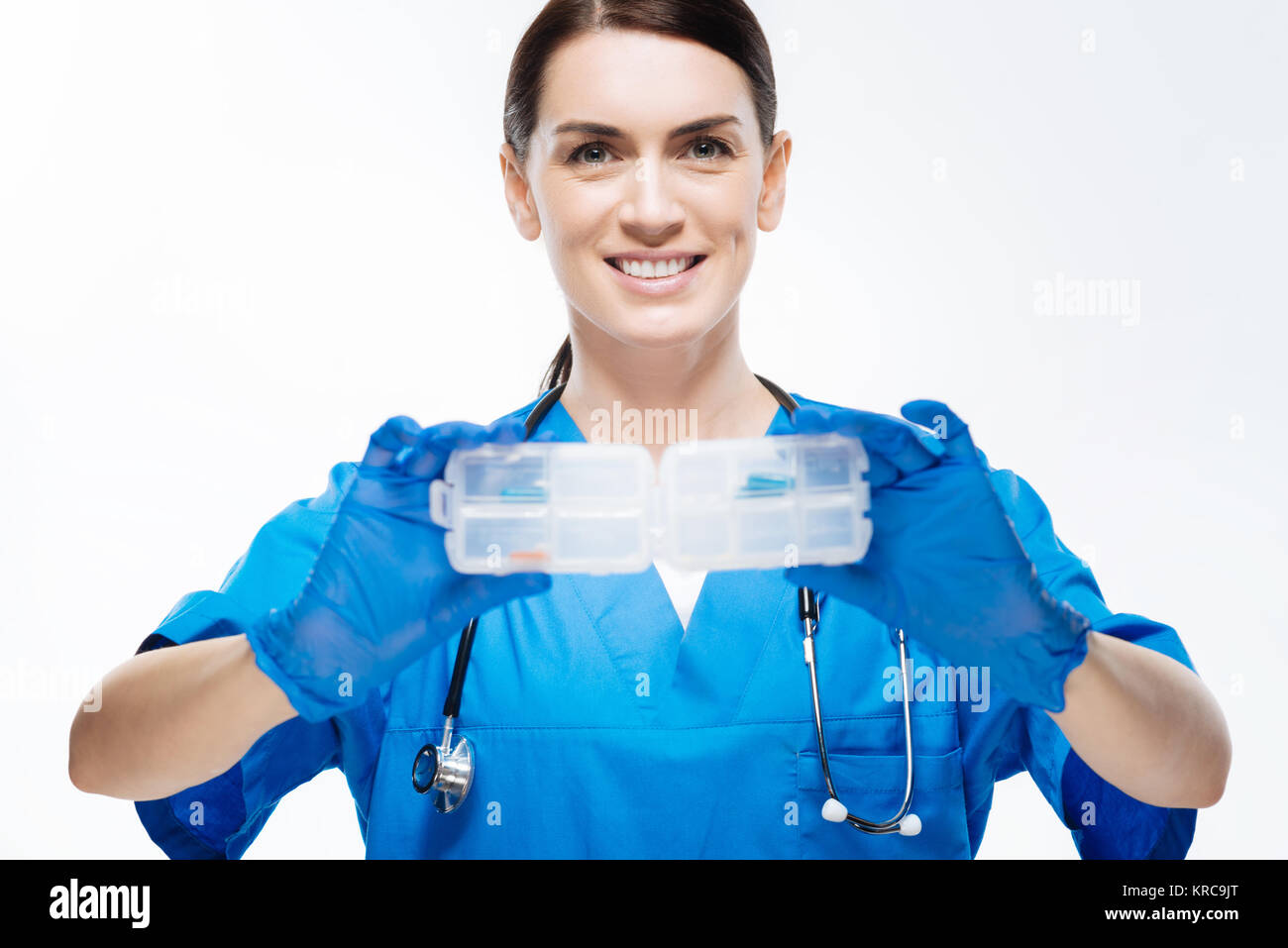 Buona ricerca femmina assistente di laboratorio contenitore di stiramento per la medicazione Foto Stock