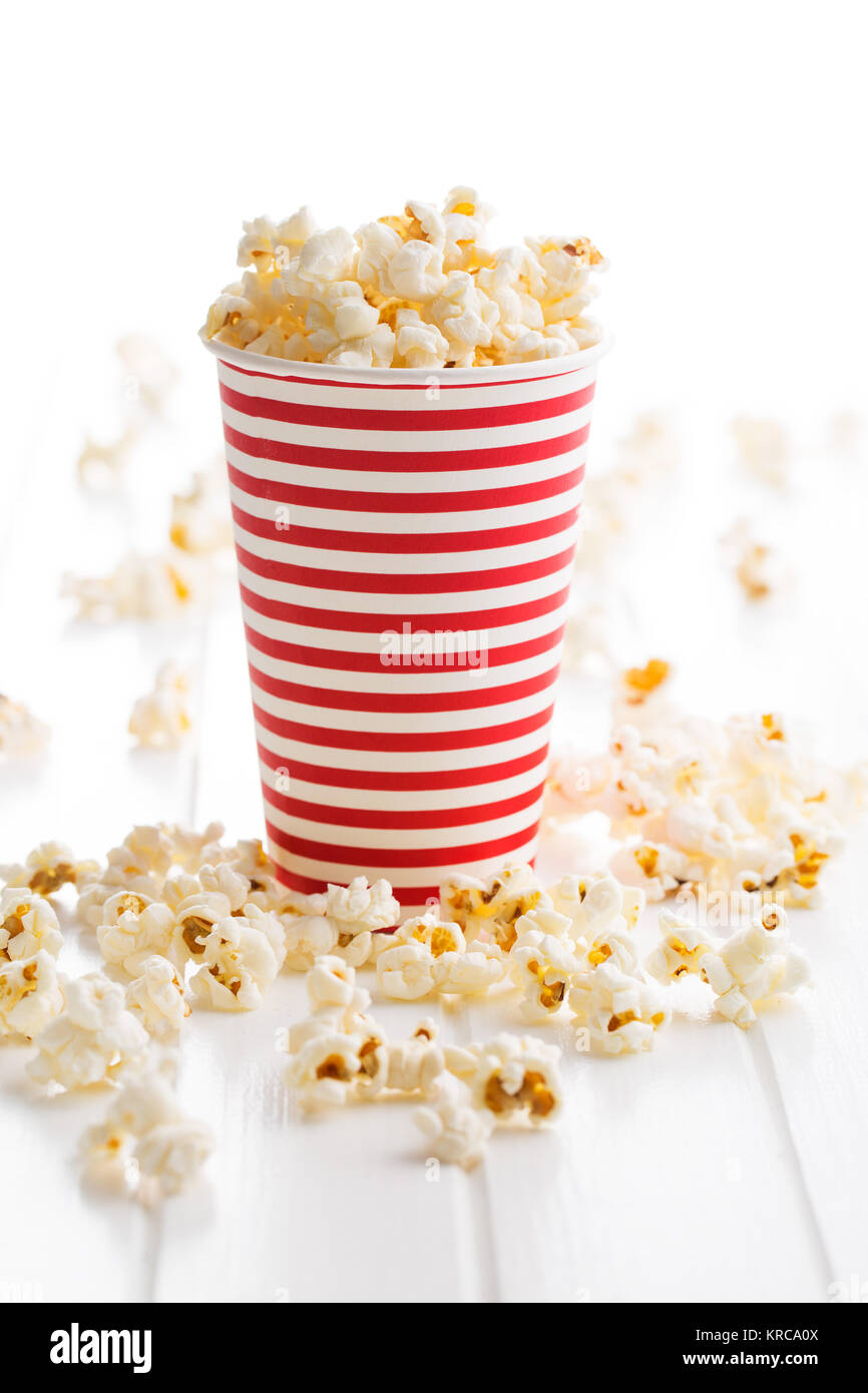 Il Popcorn nel bicchiere di carta. Foto Stock