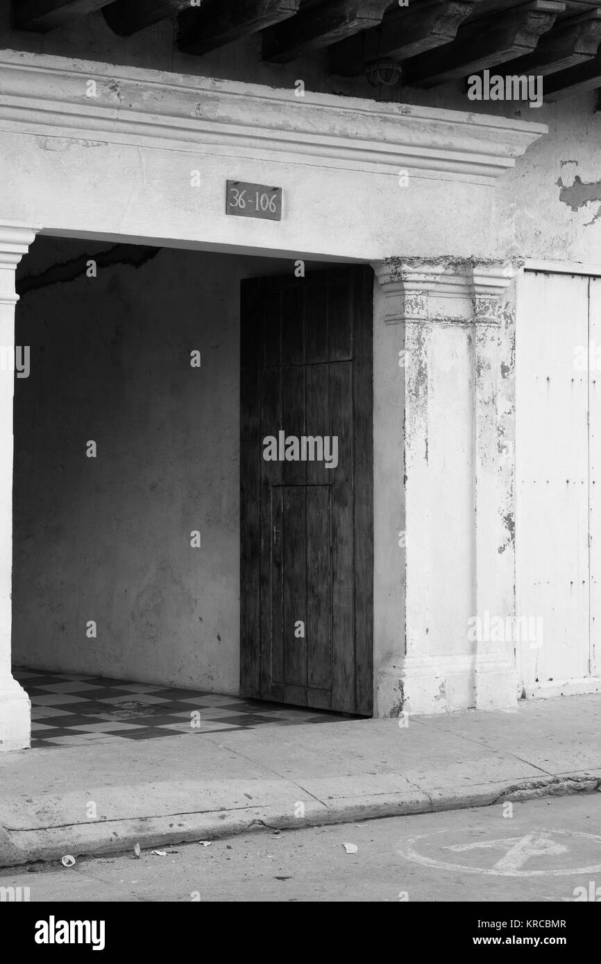 Vecchio portone in legno sulla tradizionale strada di Cartagena Foto Stock